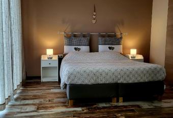 Les chambres de la fontaine de brul has Balcony rooms