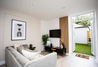 Entire Modern One Bed Apartment - Roker Sea Front allows 18 year olds to book a room