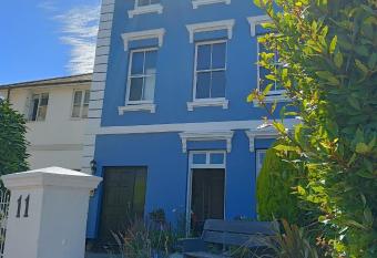 SWISH **** Free carpark **** Train Station 2 mins allows 18 year olds to book a room