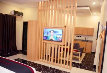 Ivy Hotel Emerald allows 18 year olds to book a room