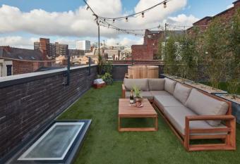 Stunning Luxury City Centre Townhouse with Hot Tub has Balcony rooms