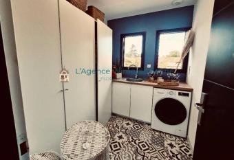 Magnifique villa avec jaccuzi has rooms with a private hot tub