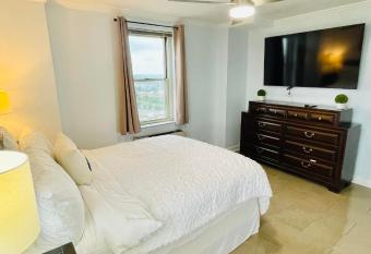 20th Flr Condo -Downtown Atlanta - Walk to Stadium- High Rise Hideaway has Balcony rooms