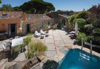 Stone-and-Style Guesthouse with shared heated Pool has Balcony rooms