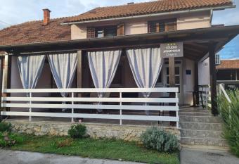 Studio Apartman Grguri   has Balcony rooms