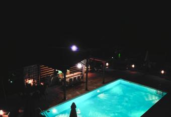 Villa Kastro Elassona has rooms with a private hot tub