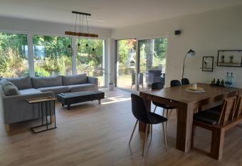 Haus EDDA - Ferienwohnungen mit Garten und Schlossblick has Balcony rooms