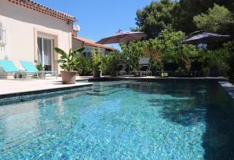 Au c  ur de la Roque d Anth  ron - Aux portes du Lub  ron has Balcony rooms