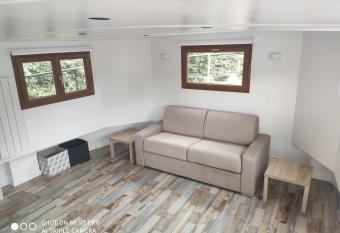 Studio cadre id  al allows 18 year olds to book a room