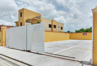 Deluxe Single Room with Gated Parking & WiFi has Balcony rooms