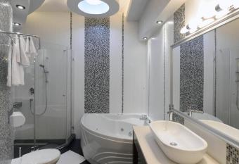 Hotel Majdan has rooms with a private hot tub