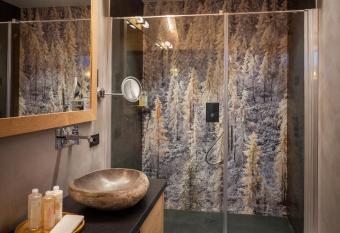 Asiago Sporting Hotel & Spa has rooms with a private hot tub