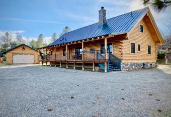 Yosemite Charm by Casa Oso with spa and breathtaking views allows 18 year olds to book a room