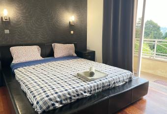 Douro Guest House has rooms with a private hot tub