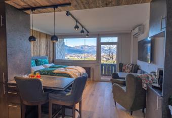 Wolfgangsee Appartements allows 18 year olds to book a room