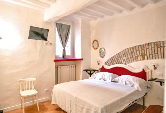 Piccolo girasole allows 18 year olds to book a room