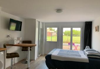 Studio calme, la campagne a 5 minutes de la ville has Balcony rooms