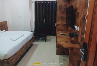 HOTEL KNIGHT INN GUWAHATI has rooms with a private hot tub