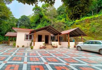 KATAKERI HOLIDAY HOME has Smoking rooms