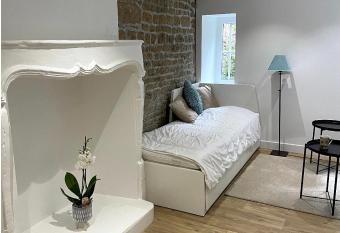 Superbe appartement avec acc  s patio allows 18 year olds to book a room