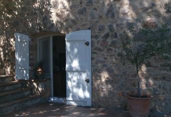 Le Clos sous le chemin allows 18 year olds to book a room