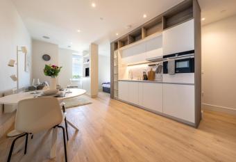 LUXURY APARTMENTS - Heathrow airport - FREE PARKING allows 18 year olds to book a room