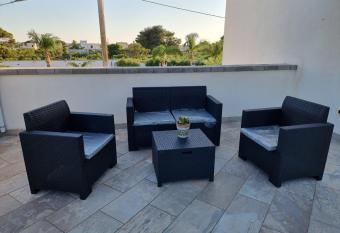 Al Vecchio Carrubo - Lovely 2-rooms house & patio has Balcony rooms