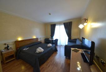 Hotel Porta Del Sole has rooms with a private hot tub