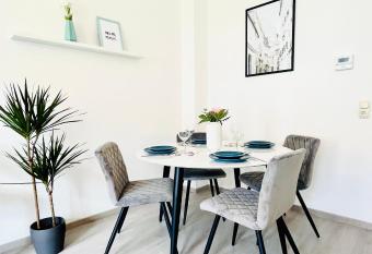 Renoviertes Apartment in zentraler Lage - WLAN, Netflix, K  che und Queensize-Bett f  r 4 G  ste allows 18 year olds to book a room