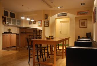 Jasmin allows 18 year olds to book a room