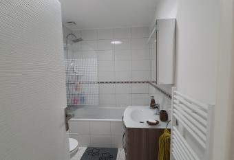 Appartement EVR!CA - 1 place parking gratuit has rooms with a private hot tub