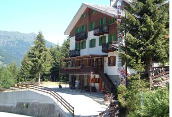 Albergo Pineta has Balcony rooms