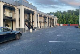 Budgetel allows 18 year olds to book a room