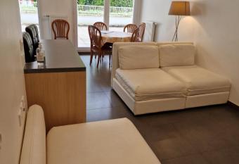 Entier beau 3pi  ces avec terrasse de 60m2 pour 7personnes has Balcony rooms