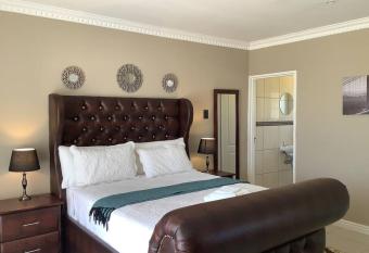 Cheerful 3 bed with pool for family or corporate has Balcony rooms