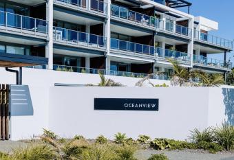 Oceanview Retreat has rooms with a private hot tub