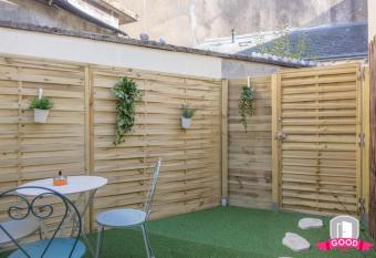 La Coquille d Orl  ans avec sa cour has Balcony rooms