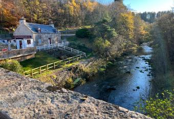 The Fiddichside Inn has Balcony rooms