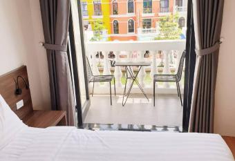 HANA Mini Hotel Grand World allows 18 year olds to book a room