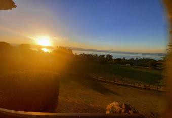 t2 paisible dans un cadre arboree allows 18 year olds to book a room