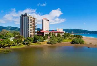 BreakWater Point Condo. Ocean Front. has rooms with a private hot tub