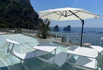 Casa Faraglioni has Balcony rooms