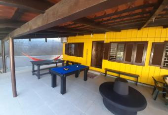 CASA PERTINHO DA PRAIA PARA AT   12 PESSOAS COM MESA DE SINUCA E PING PONG aceita pets has Smoking rooms
