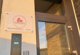 EM04- Studio premium has rooms with a private hot tub