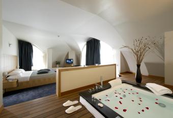 Hotel Delle Fiere has rooms with a private hot tub