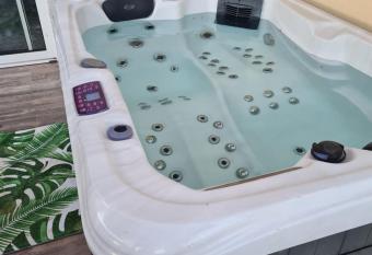 Maison avec piscine + jacuzzi ext  rieur has rooms with a private hot tub