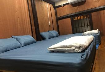 HappyHomestay has rooms with a private hot tub