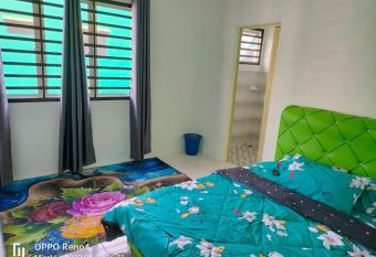 RAIHAN HOMESTAY SERI ISKANDAR has Balcony rooms