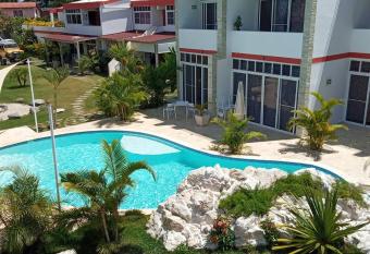 Studio Residencial Almendra has rooms with a private hot tub