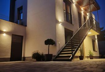 Old School Apartments has Balcony rooms